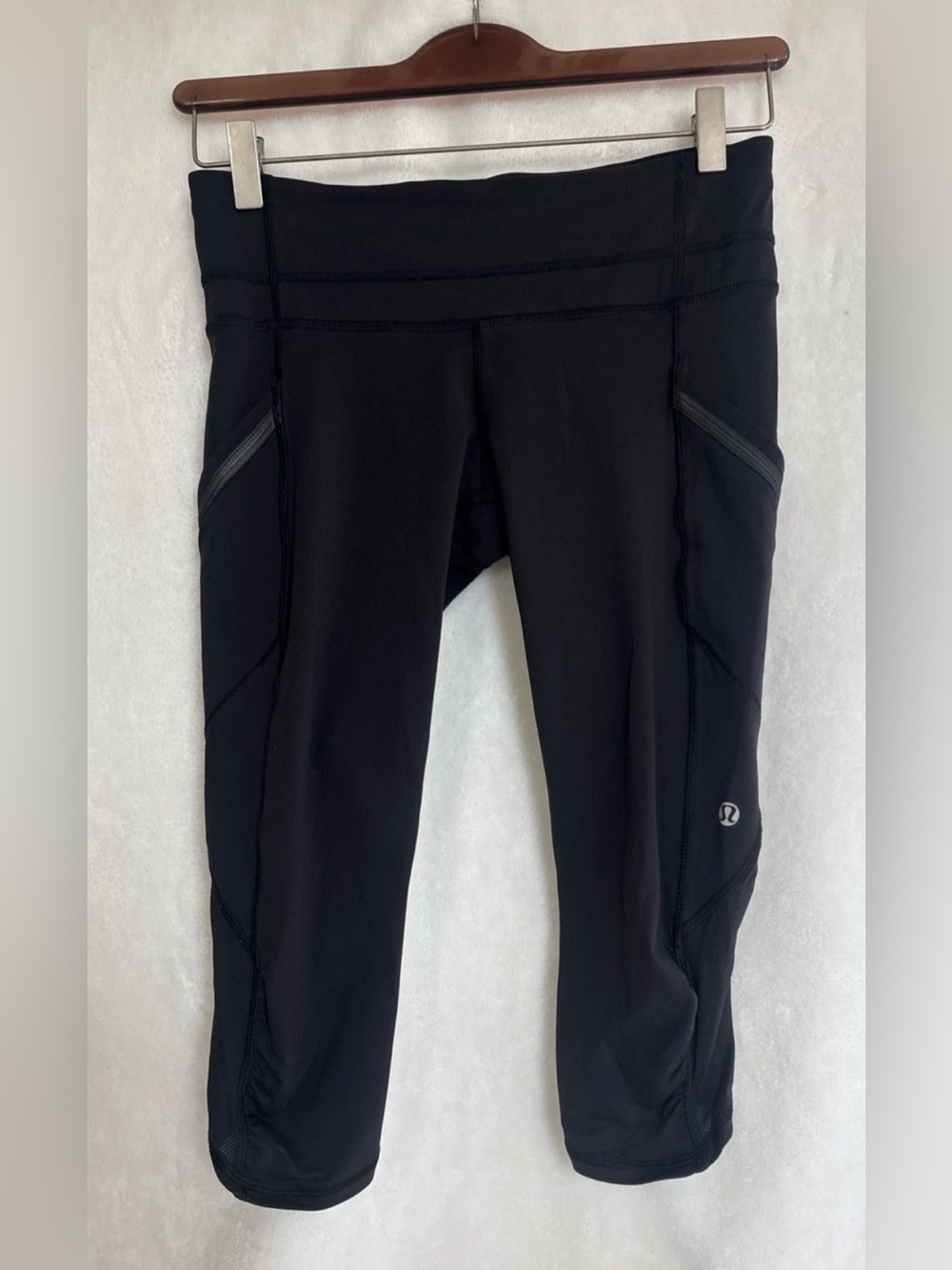 Lululemon Chase Me Crop Leggings Black Running Side Pockets Back Zip Pocket Sz 6
